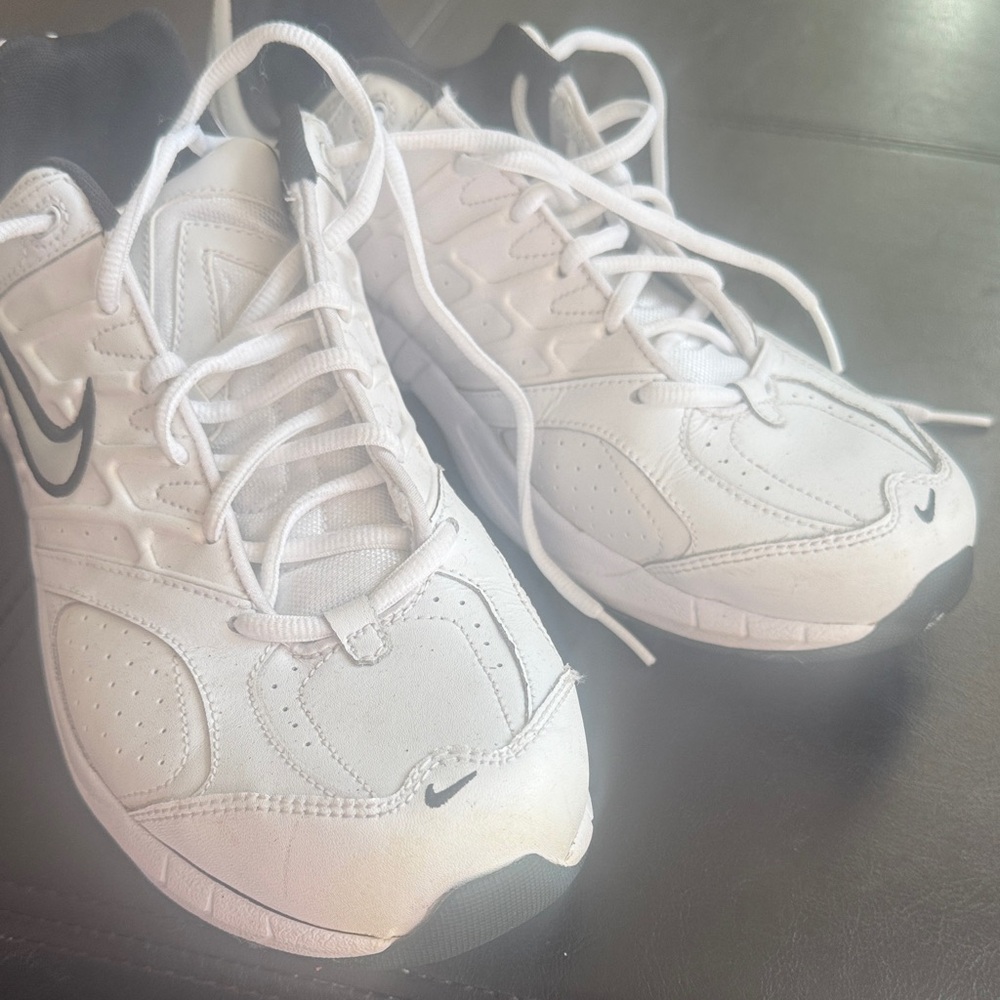 Nike Mens White and Black Low-Top Sneakers likenew cond not sure if worn sz 10.5